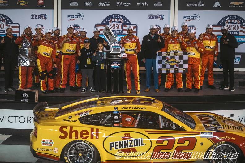 Joey Logano wins Daytona Duel 1 in overtime; Casey Mears rallies for Daytona 500 berth