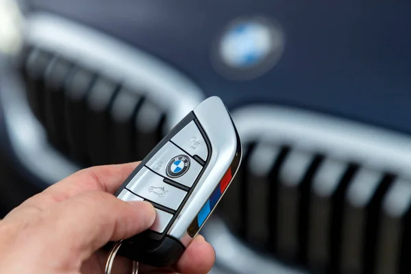 depositphotos_441993636-stock-photo-bmw-520i-car-key