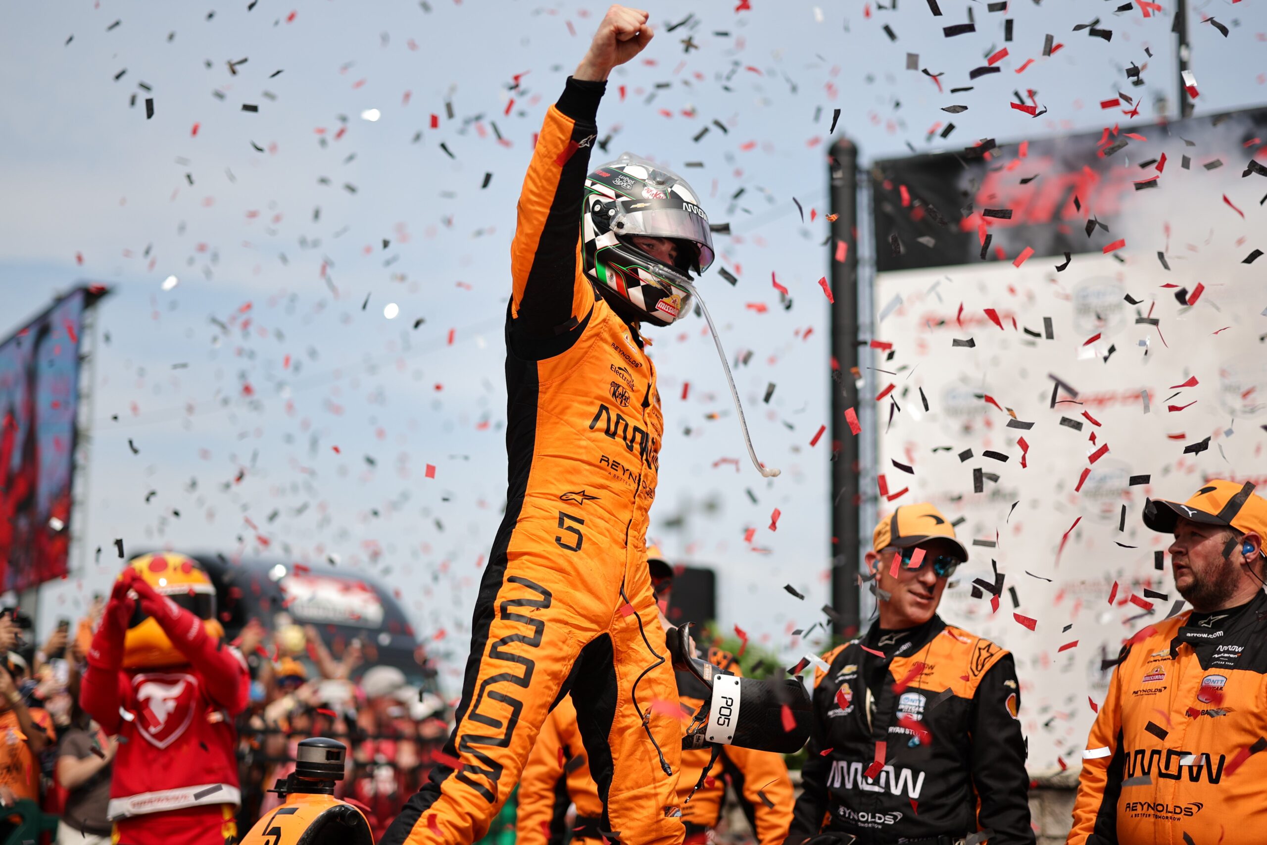Pato O’Ward benefits from pit misfortune to win Race 2 at Milwaukee Pato O’Ward benefits from pit misfortune to win Race 2 at Milwaukee
