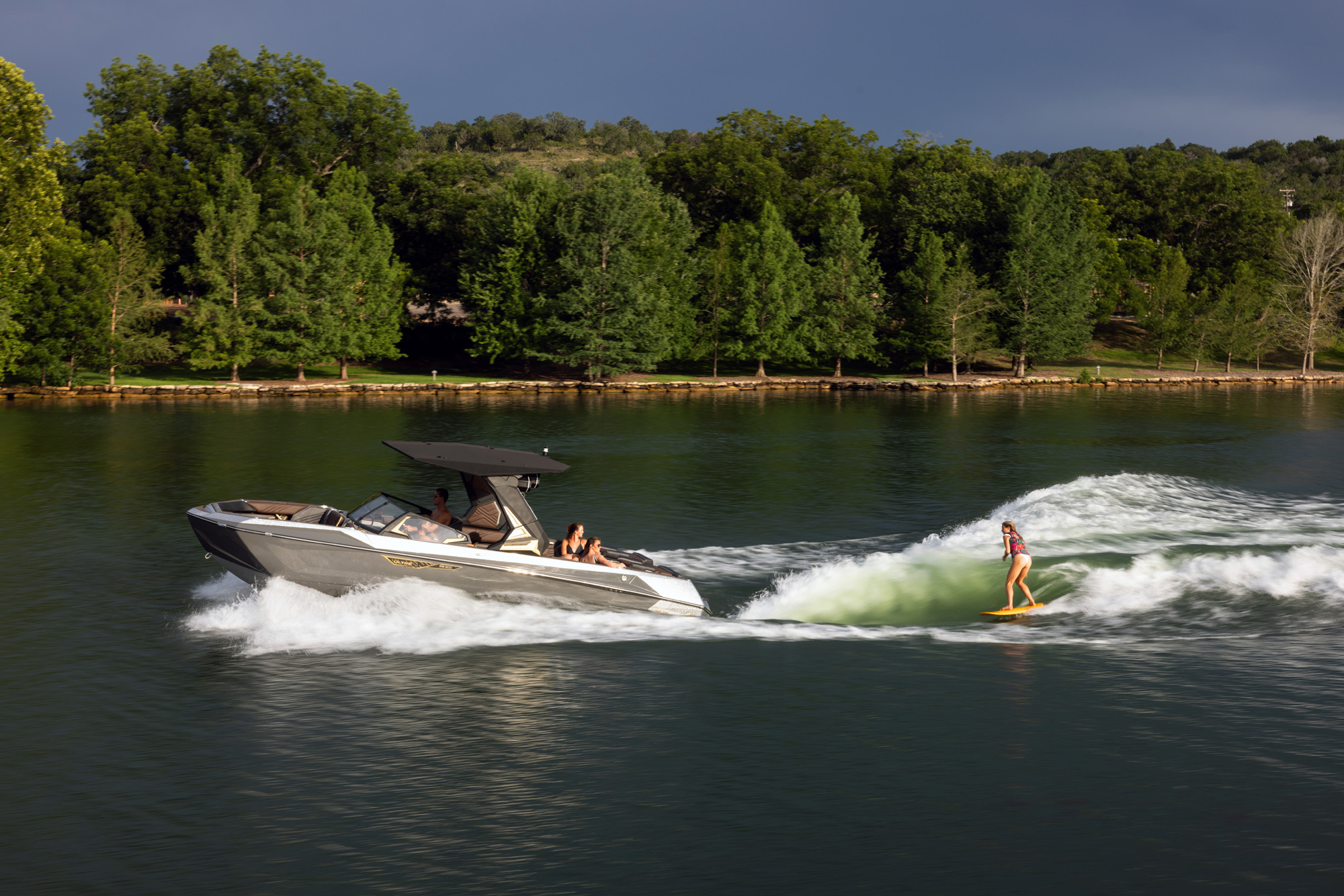 What is the Best Luxury Surf Boat? The Tigé Ultré 25ZX vs. Nautique G25 What is the Best Luxury Surf Boat? The Tigé Ultré 25ZX vs. Nautique G25