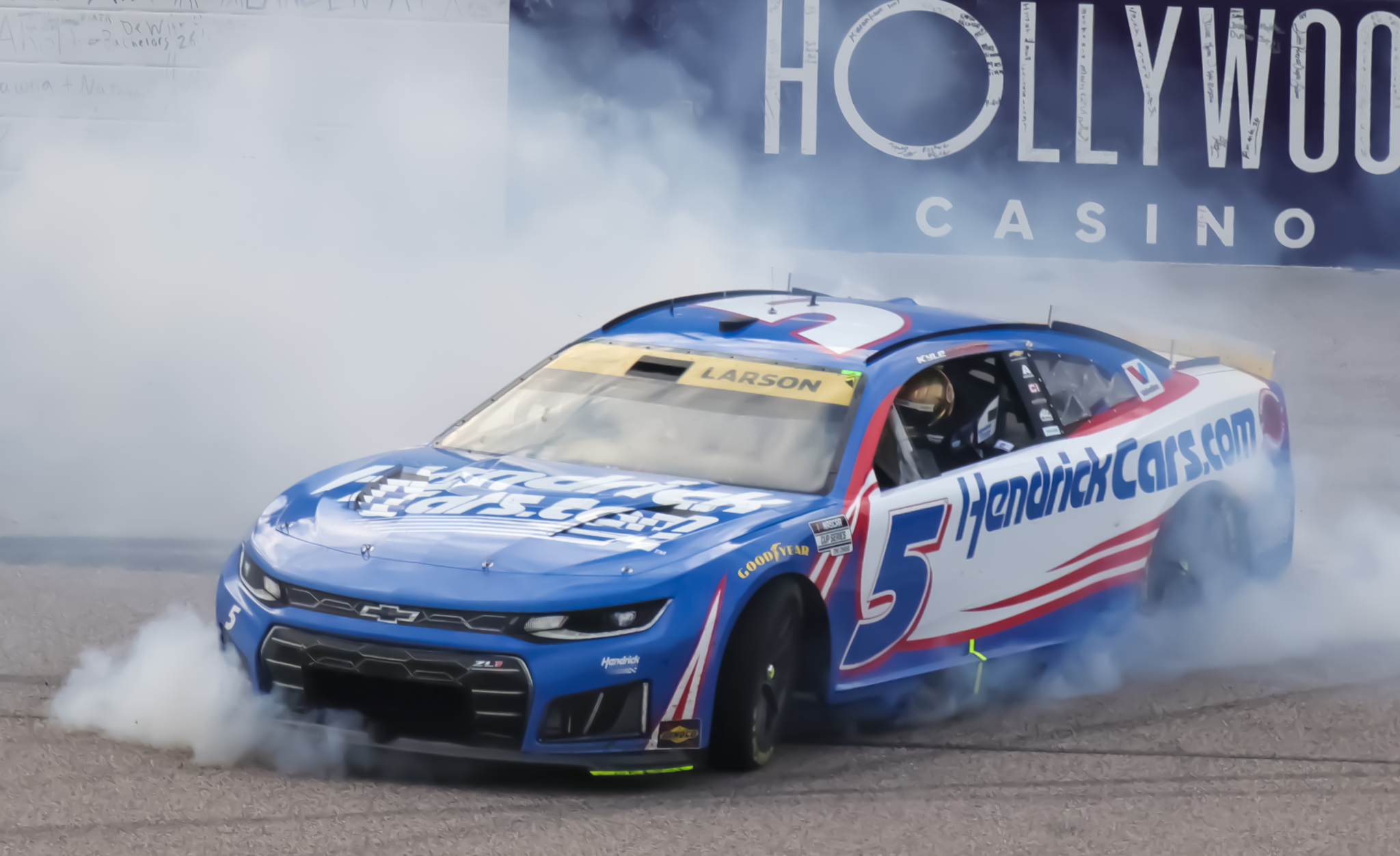 Kyle Larson takes command of NASCAR Cup Chase with determined Kansas win Kyle Larson takes command of NASCAR Cup Chase with determined Kansas win